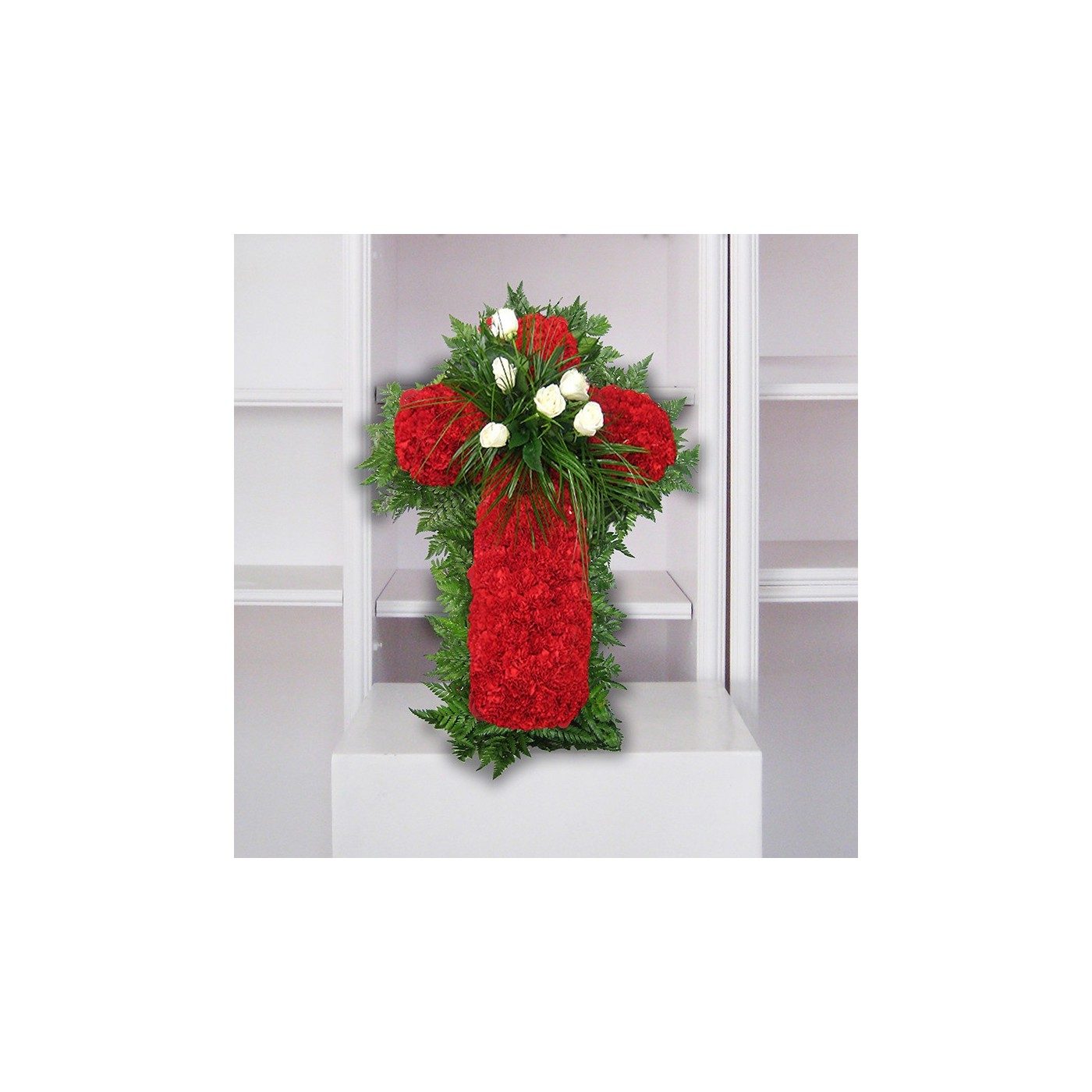 Cruz de claveles rojos y flor blanca