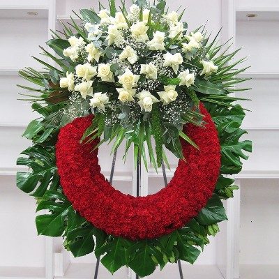 Corona clavel rojo con cabezal rosas blancas