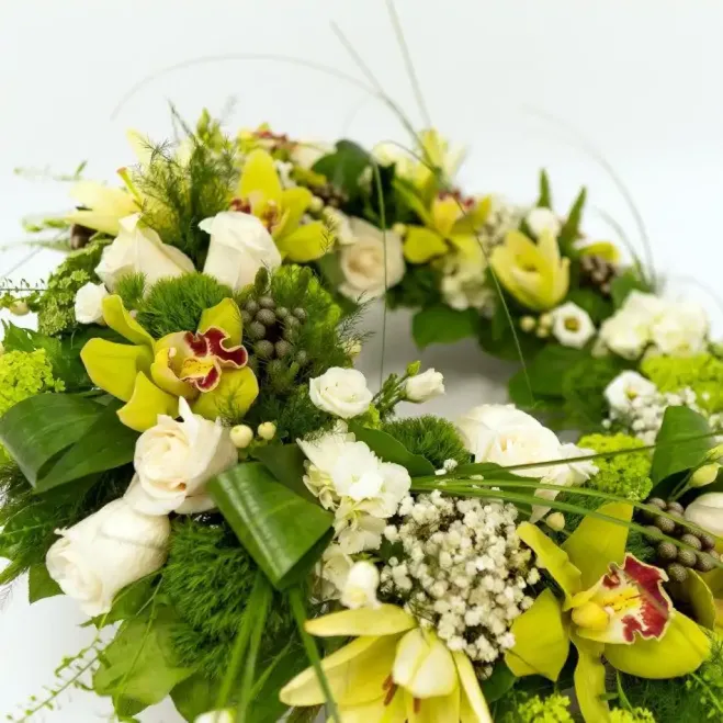 Comprar Corona Deluxe en Tonos Blancos y Amarillos en Barcelona | Flores Funerarias