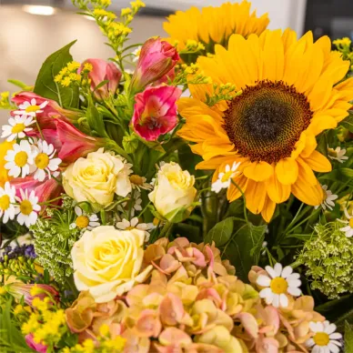 Comprar Centro primaveral girasoles en Barcelona | Flores de Primavera 2