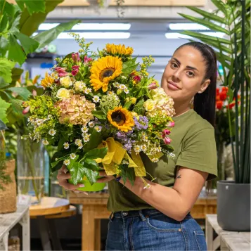 Comprar Centro primaveral girasoles en Barcelona | Flores de Primavera