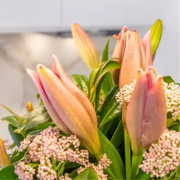 Comprar Jarrón de lilium Luz Serena en Barcelona | FLORES DÍA DE LA MADRE