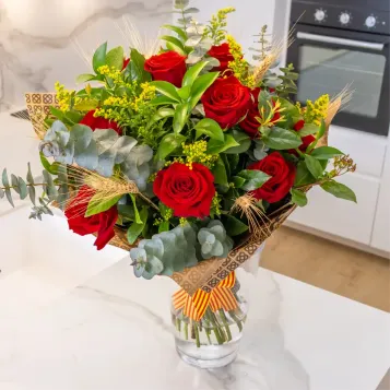 Comprar Ram de 15 Roses vermelles amb Espigues i Senyera a Barcelona | ROSES SANT JORDI