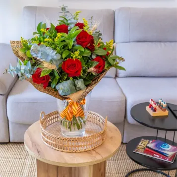 Comprar Ram de 15 Roses vermelles amb Espigues i Senyera a Barcelona | ROSES SANT JORDI
