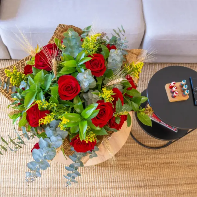 Comprar Ramo de 15 Rosas Rojas con Espigas y Señera en Barcelona | ROSAS SANT JORDI