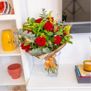 Comprar Ram de 15 Roses vermelles amb Espigues i Senyera a Barcelona | ROSES SANT JORDI