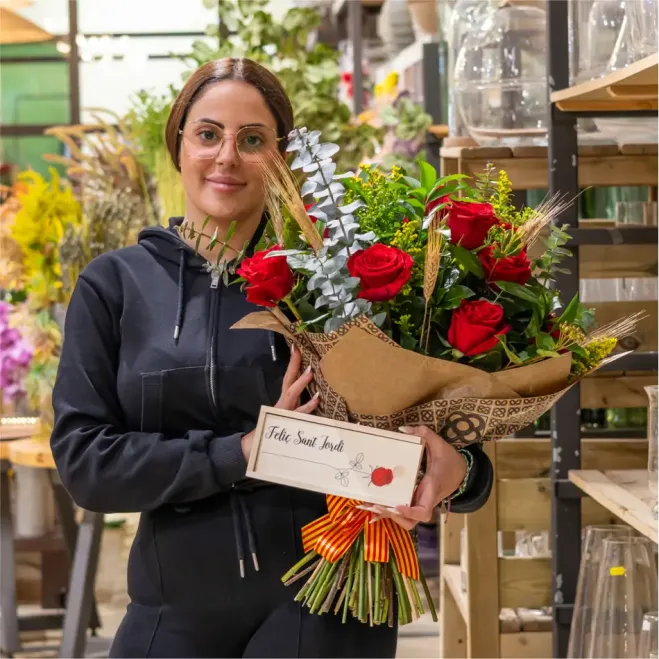 Comprar Ramo de 15 Rosas Rojas con Espigas y Señera en Barcelona | ROSAS SANT JORDI