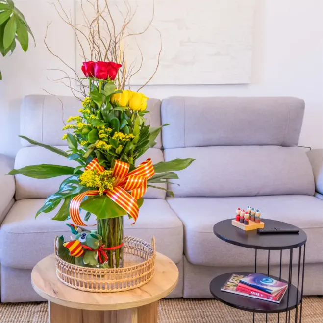 Comprar Cilindre de 10 Roses amb Drac a Barcelona | ROSES SANT JORDI