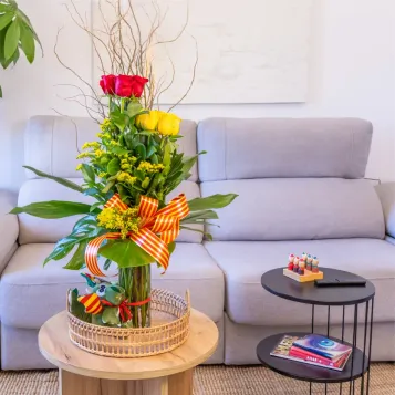 Comprar Cilindro de 10 Rosas con Dragón en Barcelona | ROSAS SANT JORDI