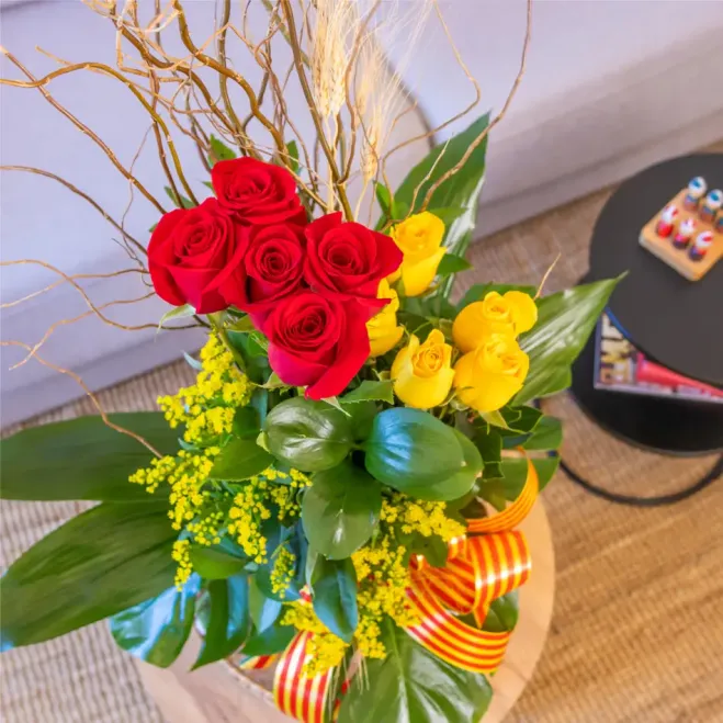 Comprar Cilindre de 10 Roses amb Drac a Barcelona | ROSES SANT JORDI