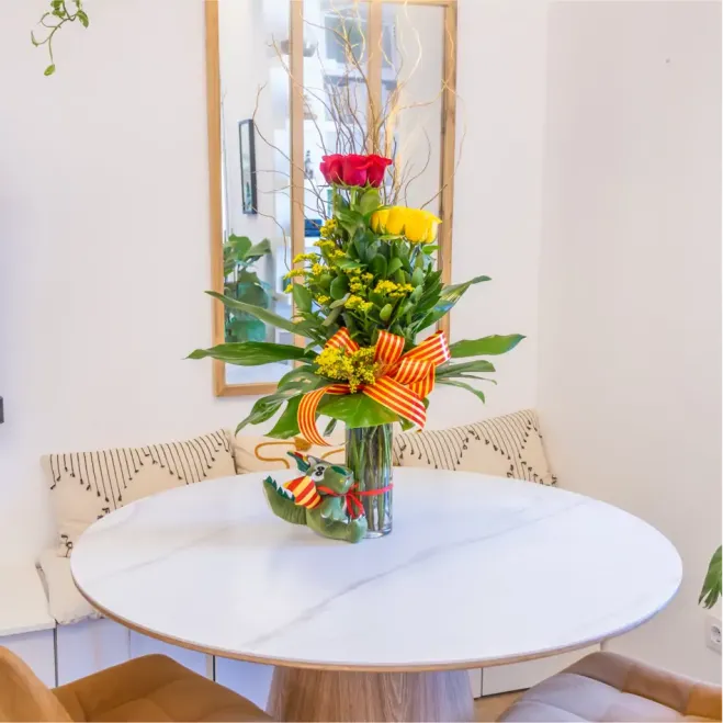 Comprar Cilindro de 10 Rosas con Dragón en Barcelona | ROSAS SANT JORDI