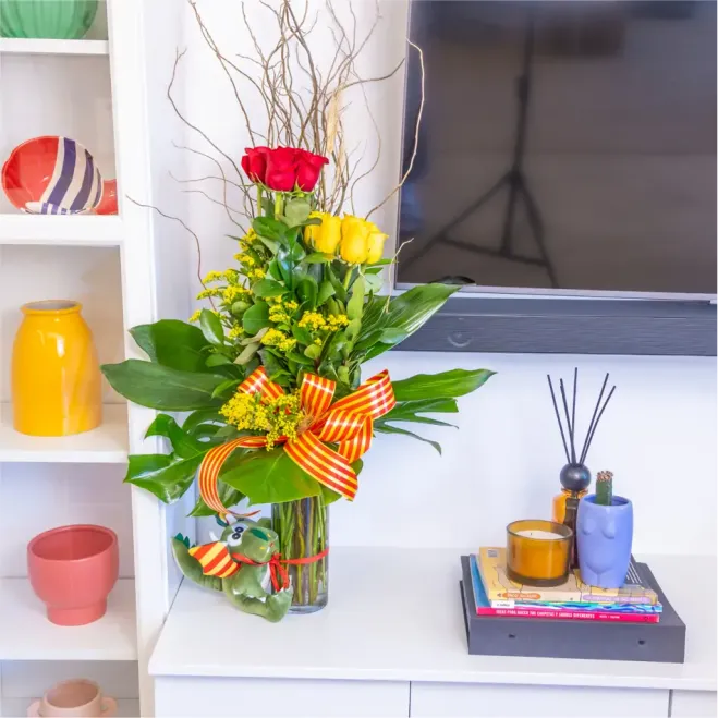 Comprar Cilindre de 10 Roses amb Drac a Barcelona | ROSES SANT JORDI