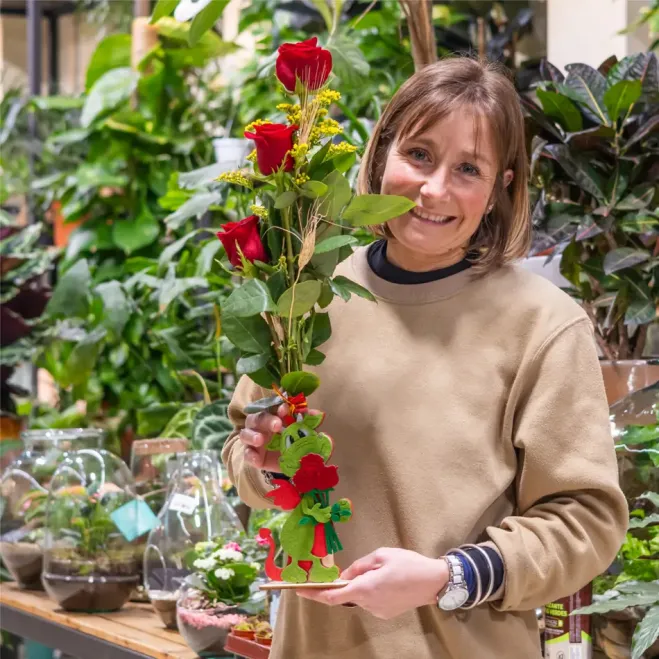 Comprar Figura Artesanal con Dragón y Rosa en Mano en Barcelona | ROSAS SANT JORDI