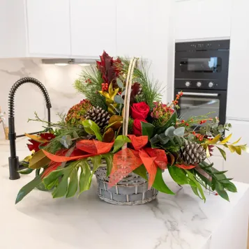 Comprar Cesta navideña clásica en Barcelona | Ramos y centros de flores de Navidad