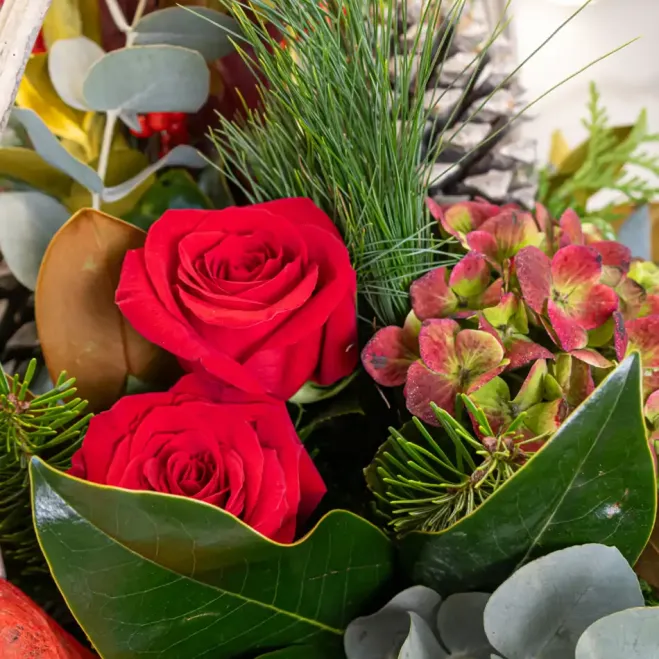 Comprar Cesta navideña clásica en Barcelona | Ramos y centros de flores de Navidad