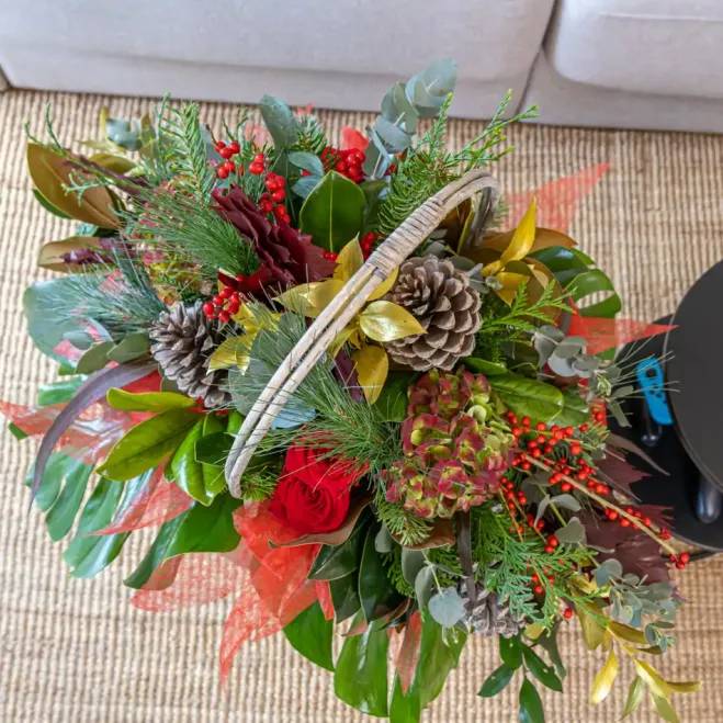 Comprar Cesta navideña clásica en Barcelona | Ramos y centros de flores de Navidad