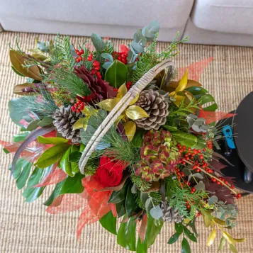 Comprar Cesta navideña clásica en Barcelona | Ramos y centros de flores de Navidad