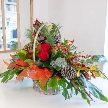 Comprar Cesta navideña clásica en Barcelona | Ramos y centros de flores de Navidad