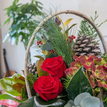 Comprar Cesta navideña clásica en Barcelona | Ramos y centros de flores de Navidad