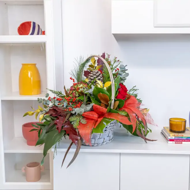Comprar Cesta navideña clásica en Barcelona | Ramos y centros de flores de Navidad