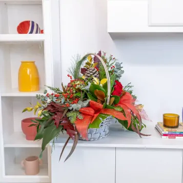 Comprar Cesta navideña clásica en Barcelona | Ramos y centros de flores de Navidad
