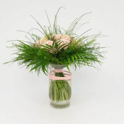 Bouquet of 16 roses in vase
