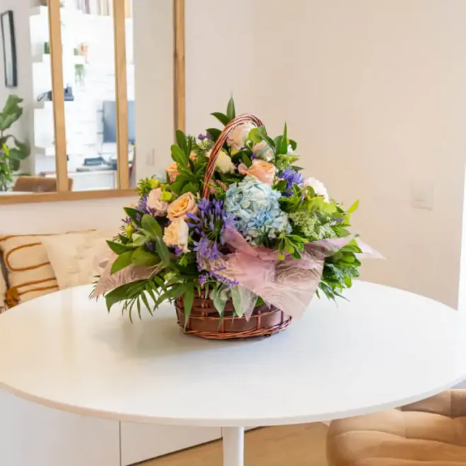 Compra Cistella Variada amb Hortènsies a Barcelona | Centres de Flors