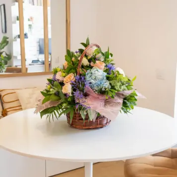 Compra Cistella Variada amb Hortènsies a Barcelona | Centres de Flors