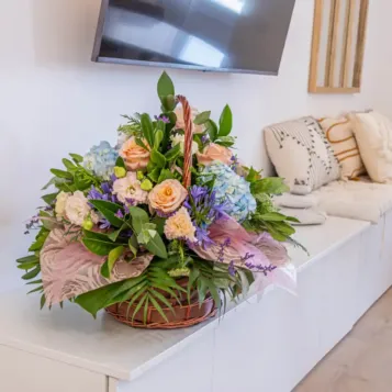 Compra Cistella Variada amb Hortènsies a Barcelona | Centres de Flors