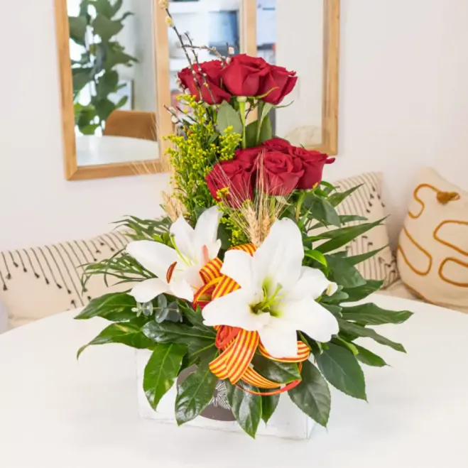 Comprar Cajita de madera con Vertical de Rosas en Barcelona | Rosas Sant Jordi