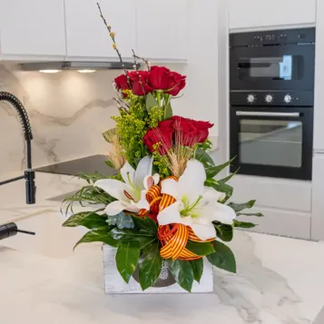 Comprar Cajita de madera con Vertical de Rosas en Barcelona | Rosas Sant Jordi