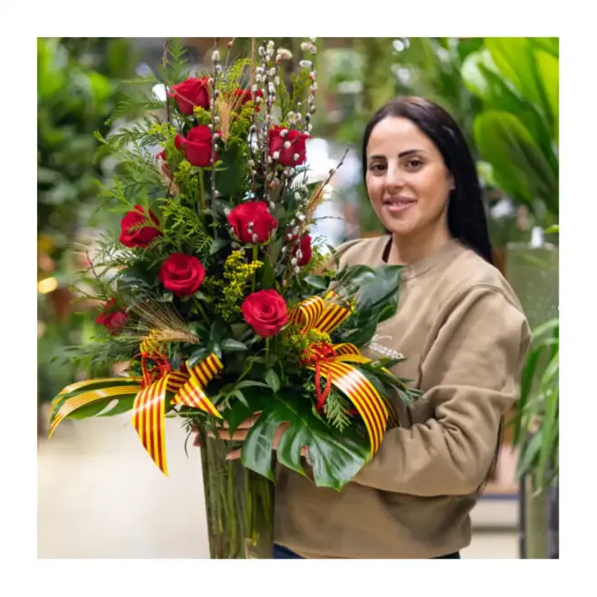 Comprar Piramidal de Rosas Rojas en Barcelona | Rosas Sant Jordi