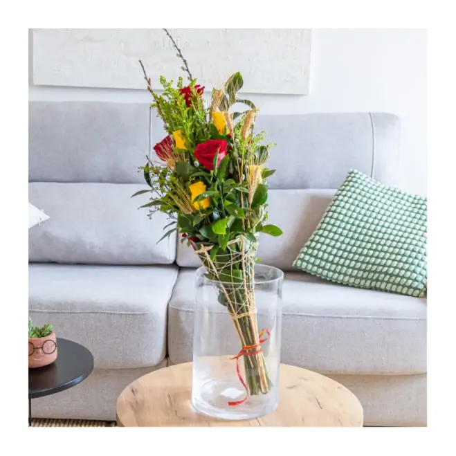 Comprar Cono de Mimbre con 12 Rosas en Barcelona | Rosas Sant Jordi