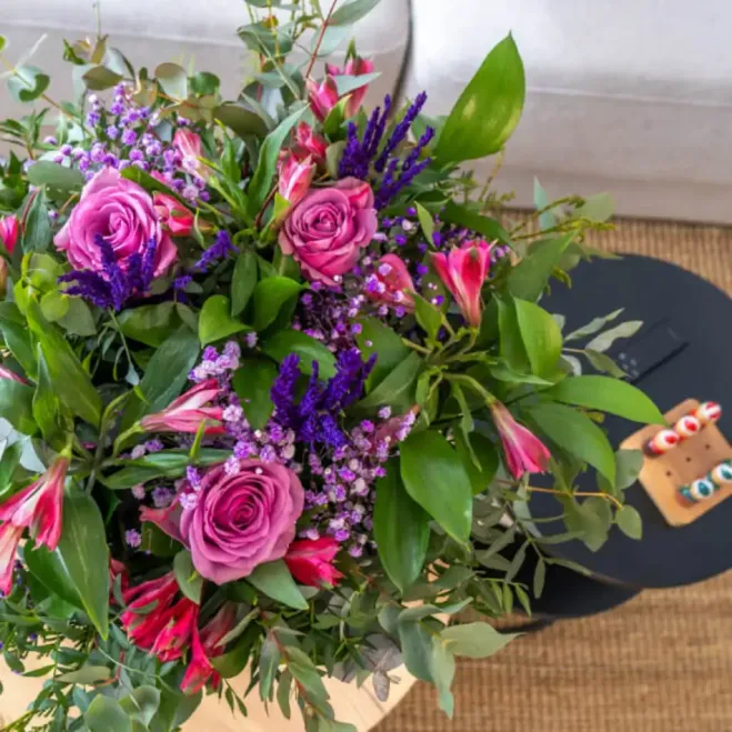 Ram de roses, alstromelia i espígol