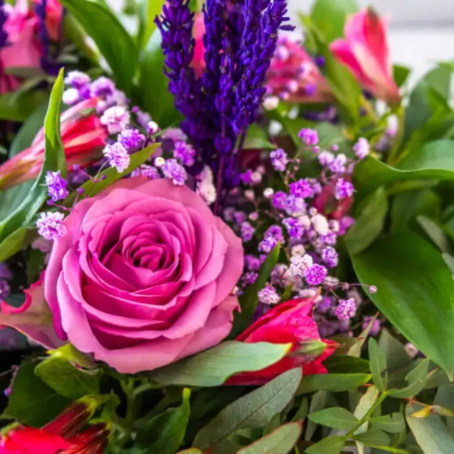 Ram de roses, alstromelia i espígol