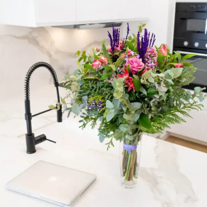 Ram de roses, alstromelia i espígol