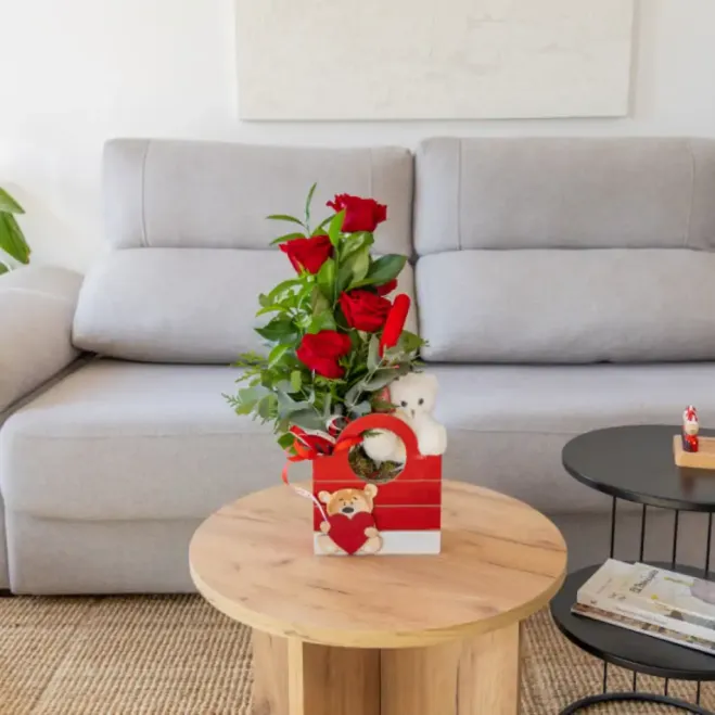 Compra Capseta de Fusta amb 5 Roses + Peluix a Barcelona | Flors Sant Valentí