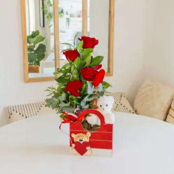Compra Capseta de Fusta amb 5 Roses + Peluix a Barcelona | Flors Sant Valentí