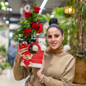 Comprar Cajita de Madera con 5 Rosas + Peluche en Barcelona | Flores San Valentín