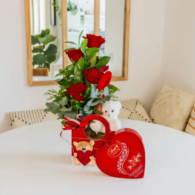 Compra Capseta de Fusta amb 5 Roses + Peluix a Barcelona | Flors Sant Valentí