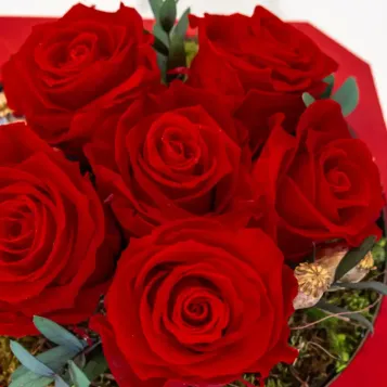 Comprar Caja de Amor Eterno con Dulce Sorpresa en Barcelona | Flores San Valentín