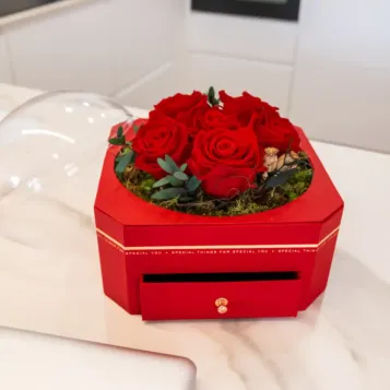 Comprar Caja de Amor Eterno con Dulce Sorpresa en Barcelona | Flores San Valentín