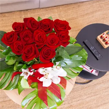 Compra Arranjament Vertical de 12 Roses Vermelles per a Sant Valentí a Barcelona | Flors Sant Valentí