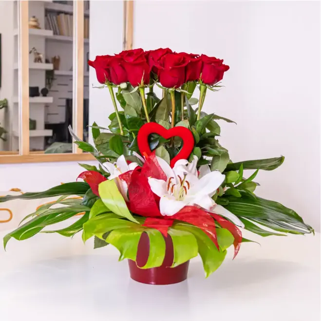 Compra Arranjament Vertical de 12 Roses Vermelles per a Sant Valentí a Barcelona | Flors Sant Valentí