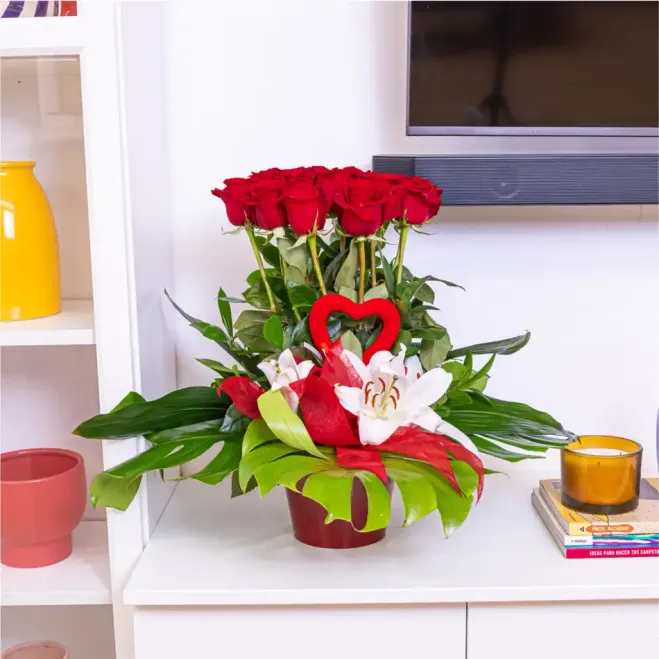 Compra Arranjament Vertical de 12 Roses Vermelles per a Sant Valentí a Barcelona | Flors Sant Valentí