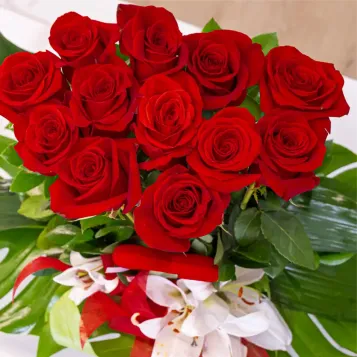 Compra Arranjament Vertical de 12 Roses Vermelles per a Sant Valentí a Barcelona | Flors Sant Valentí