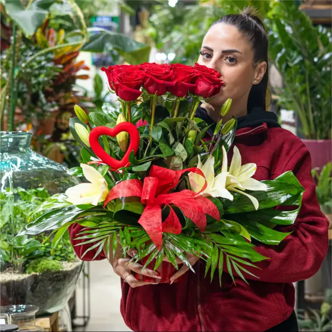 Compra Arranjament Vertical de 12 Roses Vermelles per a Sant Valentí a Barcelona | Flors Sant Valentí