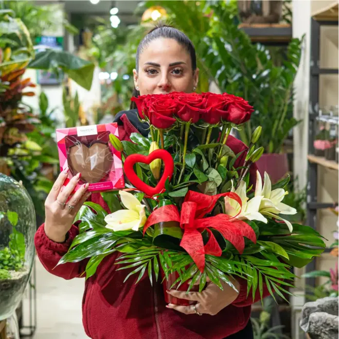 Compra Arranjament Vertical de 12 Roses Vermelles per a Sant Valentí a Barcelona | Flors Sant Valentí