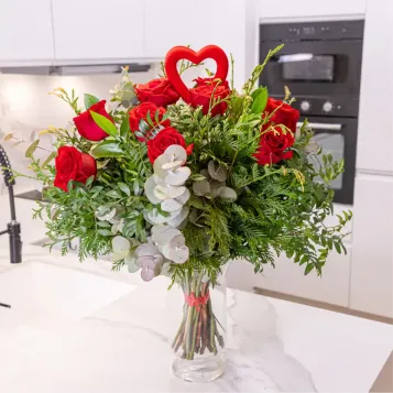 Compra Ram Clàssic de 12 Roses Vermelles amb Detall Especial per Sant Valentí a Barcelona | Flors Sant Valentí