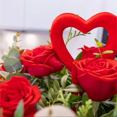 Comprar Ramo Clásico de 12 Rosas Rojas con Detalle Especial para San Valentín en Barcelona | Flores San Valentín 2